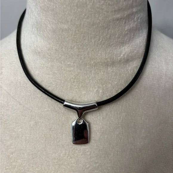 Lia Sophia Elegant Black and Silver Pendant Necklace - Picture 3 of 6